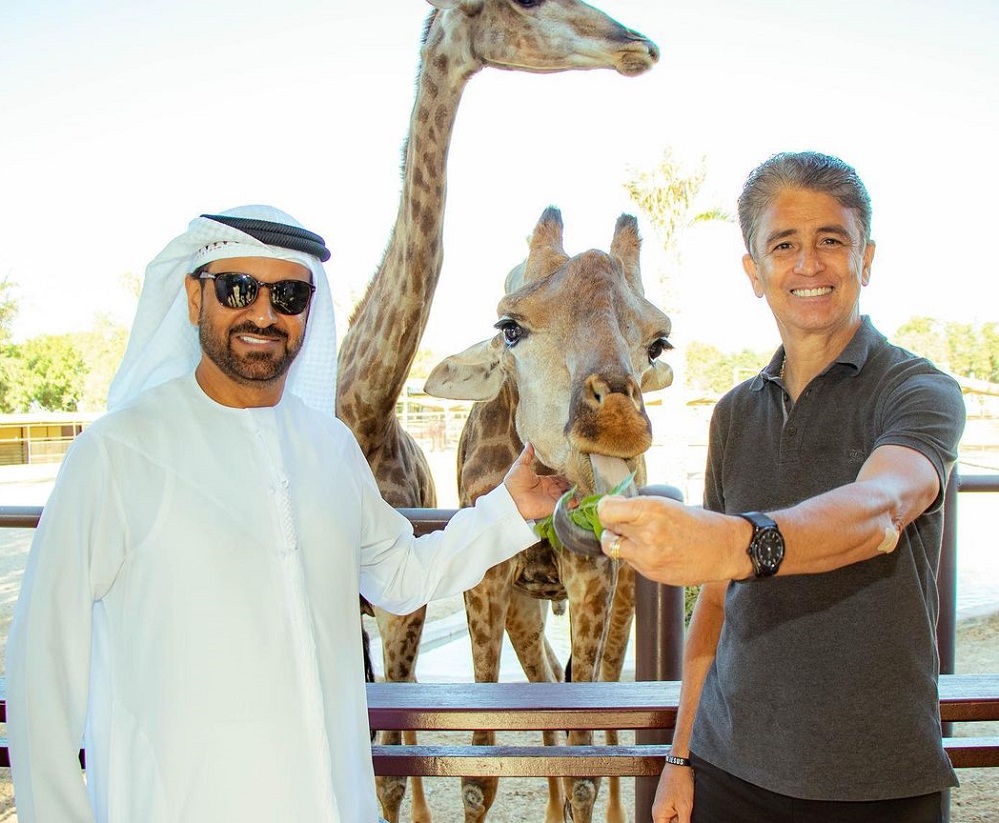Tetracampeão Bebeto dá comida a girafa e urso em zoo particular de bilionário em Dubai